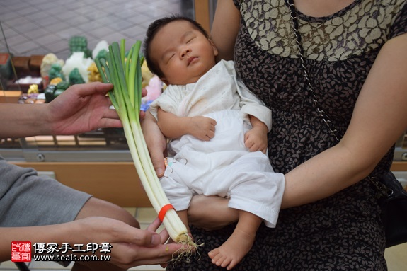 剃胎毛、滿月剃頭、嬰兒剃頭、嬰兒理髮、嬰兒剃髮、嬰兒剃胎毛、嬰兒滿月剃頭、寶寶剃頭、剃胎毛儀式、剃胎毛吉祥話、滿月剃頭儀式、滿月剃頭吉祥話、寶寶剃胎毛、寶寶滿月剃頭理髮、新北永和區剃胎毛、新北永和區滿月剃頭、新北永和區嬰兒剃頭剃胎毛、新北永和區嬰兒理髮、新北永和區嬰兒剃髮、吳寶寶(新北永和區嬰兒寶寶滿月剃頭理髮、免費嬰兒剃胎毛儀式吉祥話)。中國風會場，爸媽寶貝免費穿「日中韓」古裝禮服。專業拍照、DVD光碟、證書。★購買「臍帶章、肚臍章、胎毛筆刷印章」贈送：剃頭、收涎、抓周，三選一。2017.07.23 照片12