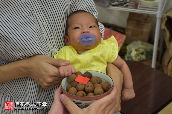 剃胎毛、滿月剃頭、嬰兒剃頭、嬰兒理髮、嬰兒剃髮、嬰兒剃胎毛、嬰兒滿月剃頭、寶寶剃頭、剃胎毛儀式、剃胎毛吉祥話、滿月剃頭儀式、滿月剃頭吉祥話、寶寶剃胎毛、寶寶滿月剃頭理髮、新北永和區剃胎毛、新北永和區滿月剃頭、新北永和區嬰兒剃頭剃胎毛、新北永和區嬰兒理髮、新北永和區嬰兒剃髮、王寶寶(新北永和區嬰兒寶寶滿月剃頭理髮、免費嬰兒剃胎毛儀式吉祥話)。中國風會場，爸媽寶貝免費穿「日中韓」古裝禮服。專業拍照、DVD光碟、證書。★購買「臍帶章、肚臍章、胎毛筆刷印章」贈送：剃頭、收涎、抓周，三選一。2017.08.01 照片7