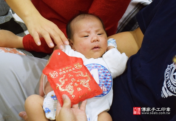 剃胎毛、滿月剃頭、嬰兒剃頭、嬰兒理髮、嬰兒剃髮、嬰兒剃胎毛、嬰兒滿月剃頭、寶寶剃頭、剃胎毛儀式、剃胎毛吉祥話、滿月剃頭儀式、滿月剃頭吉祥話、寶寶剃胎毛、寶寶滿月剃頭理髮、 新竹市剃胎毛、新竹市滿月剃頭、 新竹市嬰兒剃頭剃胎毛、新竹市嬰兒理髮、新竹市嬰兒剃髮、寶寶(新竹市到府嬰兒寶寶滿月剃頭理髮、免費到府嬰兒剃胎毛儀式吉祥話)。到府剃頭剃胎毛主持、專業拍照、DVD光碟、證書。★購買「臍帶章、肚臍章、胎毛筆刷印章」贈送：剃頭、收涎、抓周，三選一。2016.04.30  照片7