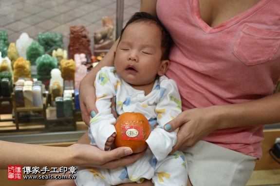 剃胎毛、滿月剃頭、嬰兒剃頭、嬰兒理髮、嬰兒剃髮、嬰兒剃胎毛、嬰兒滿月剃頭、寶寶剃頭、剃胎毛儀式、剃胎毛吉祥話、滿月剃頭儀式、滿月剃頭吉祥話、寶寶剃胎毛、寶寶滿月剃頭理髮、 新北市永和地區剃胎毛、新北市永和地區滿月剃頭、新北市永和地區嬰兒剃頭剃胎毛、新北市永和地區嬰兒理髮、新北市嬰兒剃髮、陳寶寶(新北永和區嬰兒寶寶滿月剃頭理髮、免費嬰兒剃胎毛儀式吉祥話)。中國風會場，爸媽寶貝免費穿「日中韓」古裝禮服。專業拍照、DVD光碟、證書。★購買「臍帶章、肚臍章、胎毛筆刷印章」贈送：剃頭、收涎、抓周，三選一。2017.09.06照片8