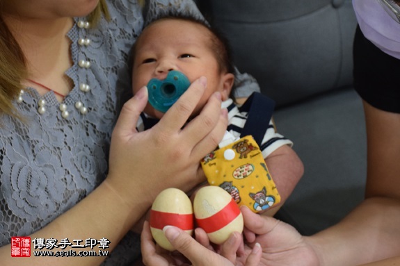 剃胎毛、滿月剃頭、嬰兒剃頭、嬰兒理髮、嬰兒剃髮、嬰兒剃胎毛、嬰兒滿月剃頭、寶寶剃頭、剃胎毛儀式、剃胎毛吉祥話、滿月剃頭儀式、滿月剃頭吉祥話、寶寶剃胎毛、寶寶滿月剃頭理髮、 新竹縣芎林地區剃胎毛、新竹縣芎林地區滿月剃頭、新竹縣芎林地區嬰兒剃頭剃胎毛、新竹縣芎林地區嬰兒理髮、新竹縣嬰兒剃髮、林寶寶(新竹芎林鄉到府嬰兒寶寶滿月剃頭理髮、免費到府嬰兒剃胎毛儀式吉祥話)。到府剃頭剃胎毛主持、專業拍照、DVD光碟、證書。★購買「臍帶章、肚臍章、胎毛筆刷印章」贈送：剃頭、收涎、抓周，三選一。2017.09.12照片4