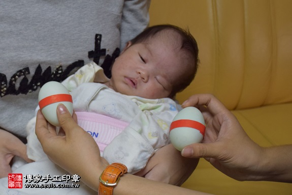 剃胎毛、滿月剃頭、嬰兒剃頭、嬰兒理髮、嬰兒剃髮、嬰兒剃胎毛、嬰兒滿月剃頭、寶寶剃頭、剃胎毛儀式、剃胎毛吉祥話、滿月剃頭儀式、滿月剃頭吉祥話、寶寶剃胎毛、寶寶滿月剃頭理髮、 新北市土城地區剃胎毛、新北市土城地區滿月剃頭、新北市土城地區嬰兒剃頭剃胎毛、新北市土城地區嬰兒理髮、新北市嬰兒剃髮、林寶寶(新北土城區到府嬰兒寶寶滿月剃頭理髮、免費到府嬰兒剃胎毛儀式吉祥話)。到府剃頭剃胎毛主持、專業拍照、DVD光碟、證書。★購買「臍帶章、肚臍章、胎毛筆刷印章」贈送：剃頭、收涎、抓周，三選一。2017.09.22照片4