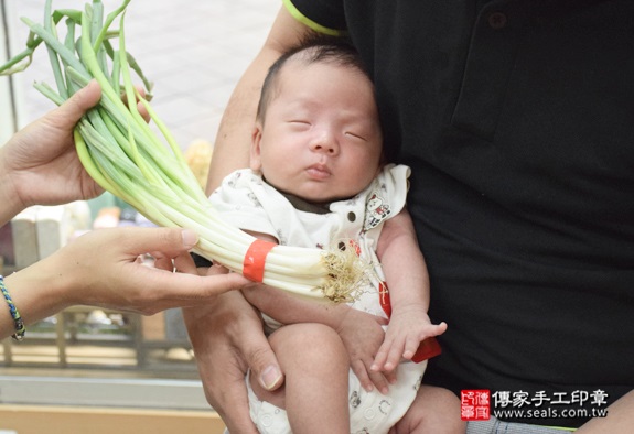 剃胎毛、滿月剃頭、嬰兒剃頭、嬰兒理髮、嬰兒剃髮、嬰兒剃胎毛、嬰兒滿月剃頭、寶寶剃頭、剃胎毛儀式、剃胎毛吉祥話、滿月剃頭儀式、滿月剃頭吉祥話、寶寶剃胎毛、寶寶滿月剃頭理髮、新北永和區剃胎毛、新北永和區滿月剃頭、新北永和區嬰兒剃頭剃胎毛、新北永和區嬰兒理髮、新北永和區嬰兒剃髮、吳寶寶(新北永和區嬰兒寶寶滿月剃頭理髮、免費嬰兒剃胎毛儀式吉祥話)。中國風會場，爸媽寶貝免費穿「日中韓」古裝禮服。專業拍照、DVD光碟、證書。★購買「臍帶章、肚臍章、胎毛筆刷印章」贈送：剃頭、收涎、抓周，三選一。2016.08.14  照片12