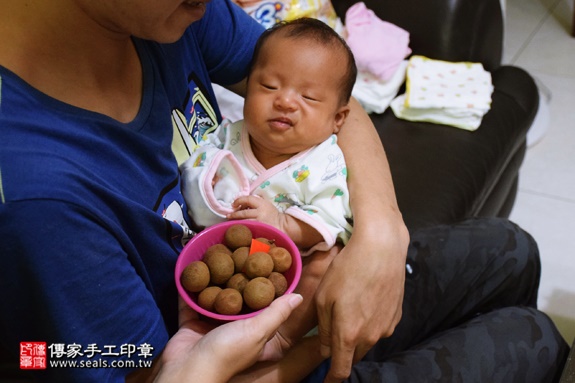 剃胎毛、滿月剃頭、嬰兒剃頭、嬰兒理髮、嬰兒剃髮、嬰兒剃胎毛、嬰兒滿月剃頭、寶寶剃頭、剃胎毛儀式、剃胎毛吉祥話、滿月剃頭儀式、滿月剃頭吉祥話、寶寶剃胎毛、寶寶滿月剃頭理髮、 桃園龜山剃胎毛、桃園龜山滿月剃頭、 桃園龜山嬰兒剃頭剃胎毛、桃園龜山嬰兒理髮、桃園龜山嬰兒剃髮、郭寶寶們(桃園龜山到府嬰兒寶寶滿月剃頭理髮、免費到府嬰兒剃胎毛儀式吉祥話)。到府剃頭剃胎毛主持、專業拍照、DVD光碟、證書。★購買「臍帶章、肚臍章、胎毛筆刷印章」贈送：剃頭、收涎、抓周，三選一。2016.09.23  照片7