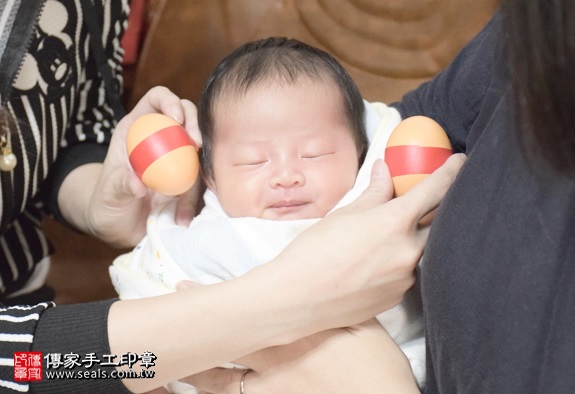 剃胎毛、滿月剃頭、嬰兒剃頭、嬰兒理髮、嬰兒剃髮、嬰兒剃胎毛、嬰兒滿月剃頭、寶寶剃頭、剃胎毛儀式、剃胎毛吉祥話、滿月剃頭儀式、滿月剃頭吉祥話、寶寶剃胎毛、寶寶滿月剃頭理髮、 桃園中壢區剃胎毛、桃園中壢區滿月剃頭、 桃園中壢區嬰兒剃頭剃胎毛、桃園中壢區嬰兒理髮、桃園中壢區嬰兒剃髮、焦寶寶(桃園中壢區到府嬰兒寶寶滿月剃頭理髮、免費到府嬰兒剃胎毛儀式吉祥話)。到府剃頭剃胎毛主持、專業拍照、DVD光碟、證書。★購買「臍帶章、肚臍章、胎毛筆刷印章」贈送：剃頭、收涎、抓周，三選一。2016.03.05 照片2