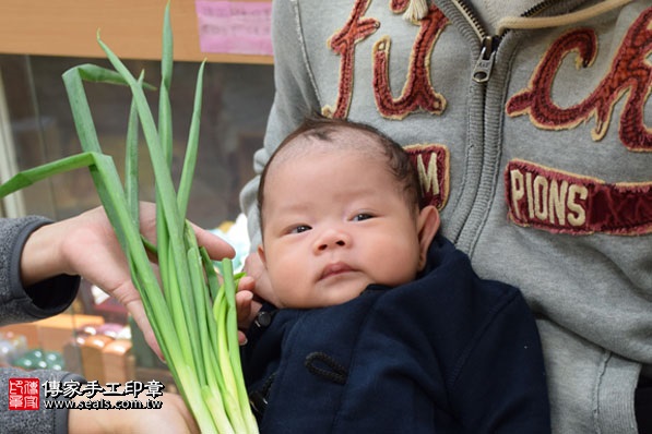 剃胎毛、滿月剃頭、嬰兒剃頭、嬰兒理髮、嬰兒剃髮、嬰兒剃胎毛、嬰兒滿月剃頭、寶寶剃頭、剃胎毛儀式、剃胎毛吉祥話、滿月剃頭儀式、滿月剃頭吉祥話、寶寶剃胎毛、寶寶滿月剃頭理髮、新北永和剃胎毛、新北永和滿月剃頭、新北永和嬰兒剃頭剃胎毛、新北永和嬰兒理髮、新北永和嬰兒剃髮、林寶寶(新北永和嬰兒寶寶滿月剃頭理髮、免費嬰兒剃胎毛儀式吉祥話)。中國風會場，爸媽寶貝免費穿「日中韓」古裝禮服。專業拍照、DVD光碟、證書。★購買「臍帶章、肚臍章、胎毛筆刷印章」贈送：剃頭、收涎、抓周，三選一。2017.01.21 照片12