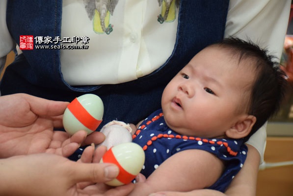 剃胎毛、滿月剃頭、嬰兒剃頭、嬰兒理髮、嬰兒剃髮、嬰兒剃胎毛、嬰兒滿月剃頭、寶寶剃頭、剃胎毛儀式、剃胎毛吉祥話、滿月剃頭儀式、滿月剃頭吉祥話、寶寶剃胎毛、寶寶滿月剃頭理髮、新北永和區剃胎毛、新北永和區滿月剃頭、新北永和區嬰兒剃頭剃胎毛、新北永和區嬰兒理髮、新北永和區嬰兒剃髮、蔡寶寶(新北永和區嬰兒寶寶滿月剃頭理髮、免費嬰兒剃胎毛儀式吉祥話)。中國風會場，爸媽寶貝免費穿「日中韓」古裝禮服。專業拍照、DVD光碟、證書。★購買「臍帶章、肚臍章、胎毛筆刷印章」贈送：剃頭、收涎、抓周，三選一。2016.04.06  照片4