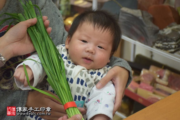 剃胎毛、滿月剃頭、嬰兒剃頭、嬰兒理髮、嬰兒剃髮、嬰兒剃胎毛、嬰兒滿月剃頭、寶寶剃頭、剃胎毛儀式、剃胎毛吉祥話、滿月剃頭儀式、滿月剃頭吉祥話、寶寶剃胎毛、寶寶滿月剃頭理髮、新北永和區剃胎毛、新北永和區滿月剃頭、新北永和區嬰兒剃頭剃胎毛、新北永和區嬰兒理髮、新北永和區嬰兒剃髮、陳寶寶(新北永和區嬰兒寶寶滿月剃頭理髮、免費嬰兒剃胎毛儀式吉祥話)。中國風會場，爸媽寶貝免費穿「日中韓」古裝禮服。專業拍照、DVD光碟、證書。★購買「臍帶章、肚臍章、胎毛筆刷印章」贈送：剃頭、收涎、抓周，三選一。2017.02.15 照片10