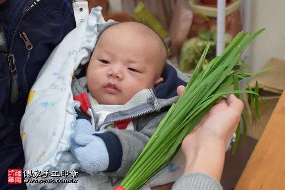 剃胎毛、滿月剃頭、嬰兒剃頭、嬰兒理髮、嬰兒剃髮、嬰兒剃胎毛、嬰兒滿月剃頭、寶寶剃頭、剃胎毛儀式、剃胎毛吉祥話、滿月剃頭儀式、滿月剃頭吉祥話、寶寶剃胎毛、寶寶滿月剃頭理髮、新北永和區剃胎毛、新北永和區滿月剃頭、新北永和區嬰兒剃頭剃胎毛、新北永和區嬰兒理髮、新北永和區嬰兒剃髮、陳寶寶(新北永和區嬰兒寶寶滿月剃頭理髮、免費嬰兒剃胎毛儀式吉祥話)。中國風會場，爸媽寶貝免費穿「日中韓」古裝禮服。專業拍照、DVD光碟、證書。★購買「臍帶章、肚臍章、胎毛筆刷印章」贈送：剃頭、收涎、抓周，三選一。2017.02.12 照片9