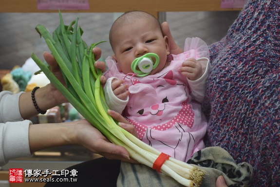 剃胎毛、滿月剃頭、嬰兒剃頭、嬰兒理髮、嬰兒剃髮、嬰兒剃胎毛、嬰兒滿月剃頭、寶寶剃頭、剃胎毛儀式、剃胎毛吉祥話、滿月剃頭儀式、滿月剃頭吉祥話、寶寶剃胎毛、寶寶滿月剃頭理髮、新北永和區剃胎毛、新北永和區滿月剃頭、新北永和區嬰兒剃頭剃胎毛、新北永和區嬰兒理髮、新北永和區嬰兒剃髮、劉寶寶(新北永和區嬰兒寶寶滿月剃頭理髮、免費嬰兒剃胎毛儀式吉祥話)。中國風會場，爸媽寶貝免費穿「日中韓」古裝禮服。專業拍照、DVD光碟、證書。★購買「臍帶章、肚臍章、胎毛筆刷印章」贈送：剃頭、收涎、抓周，三選一。2017.04.01 照片12