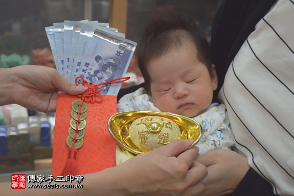 剃胎毛、滿月剃頭、嬰兒剃頭、嬰兒理髮、嬰兒剃髮、嬰兒剃胎毛、嬰兒滿月剃頭、寶寶剃頭、剃胎毛儀式、剃胎毛吉祥話、滿月剃頭儀式、滿月剃頭吉祥話、寶寶剃胎毛、寶寶滿月剃頭理髮、新北永和區剃胎毛、新北永和區滿月剃頭、新北永和區嬰兒剃頭剃胎毛、新北永和區嬰兒理髮、新北永和區嬰兒剃髮、謝寶寶(新北永和區嬰兒寶寶滿月剃頭理髮、免費嬰兒剃胎毛儀式吉祥話)。中國風會場，爸媽寶貝免費穿「日中韓」古裝禮服。專業拍照、DVD光碟、證書。★購買「臍帶章、肚臍章、胎毛筆刷印章」贈送：剃頭、收涎、抓周，三選一。2017.04.19 照片15
