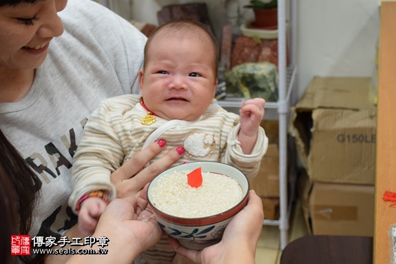 剃胎毛、滿月剃頭、嬰兒剃頭、嬰兒理髮、嬰兒剃髮、嬰兒剃胎毛、嬰兒滿月剃頭、寶寶剃頭、剃胎毛儀式、剃胎毛吉祥話、滿月剃頭儀式、滿月剃頭吉祥話、寶寶剃胎毛、寶寶滿月剃頭理髮、新北永和區剃胎毛、新北永和區滿月剃頭、新北永和區嬰兒剃頭剃胎毛、新北永和區嬰兒理髮、新北永和區嬰兒剃髮、鵝妹妹(新北永和區嬰兒寶寶滿月剃頭理髮、免費嬰兒剃胎毛儀式吉祥話)。中國風會場，爸媽寶貝免費穿「日中韓」古裝禮服。專業拍照、DVD光碟、證書。★購買「臍帶章、肚臍章、胎毛筆刷印章」贈送：剃頭、收涎、抓周，三選一。2017.05.09 照片6