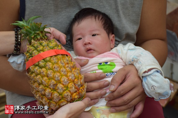 剃胎毛、滿月剃頭、嬰兒剃頭、嬰兒理髮、嬰兒剃髮、嬰兒剃胎毛、嬰兒滿月剃頭、寶寶剃頭、剃胎毛儀式、剃胎毛吉祥話、滿月剃頭儀式、滿月剃頭吉祥話、寶寶剃胎毛、寶寶滿月剃頭理髮、 新北市永和地區剃胎毛、新北市永和地區滿月剃頭、新北市永和地區嬰兒剃頭剃胎毛、新北市永和地區嬰兒理髮、新北市嬰兒剃髮、 陳寶寶(新北永和區嬰兒寶寶滿月剃頭理髮、免費嬰兒剃胎毛儀式吉祥話)。中國風會場，爸媽寶貝免費穿「日中韓」古裝禮服。專業拍照、DVD光碟、證書。★購買「臍帶章、肚臍章、胎毛筆刷印章」贈送：剃頭、收涎、抓周，三選一。2017.08.13照片11