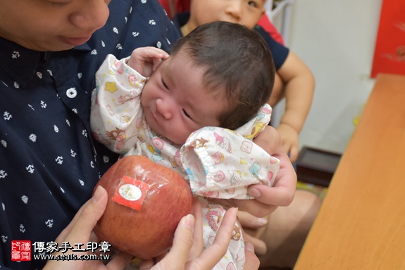 剃胎毛、滿月剃頭、嬰兒剃頭、嬰兒理髮、嬰兒剃髮、嬰兒剃胎毛、嬰兒滿月剃頭、寶寶剃頭、剃胎毛儀式、剃胎毛吉祥話、滿月剃頭儀式、滿月剃頭吉祥話、寶寶剃胎毛、寶寶滿月剃頭理髮、 新北市永和地區剃胎毛、新北市永和地區滿月剃頭、新北市永和地區嬰兒剃頭剃胎毛、新北市永和地區嬰兒理髮、新北市嬰兒剃髮、陳寶寶(新北永和區嬰兒寶寶滿月剃頭理髮、免費嬰兒剃胎毛儀式吉祥話)。中國風會場，爸媽寶貝免費穿「日中韓」古裝禮服。專業拍照、DVD光碟、證書。★購買「臍帶章、肚臍章、胎毛筆刷印章」贈送：剃頭、收涎、抓周，三選一。2017.09.10照片9