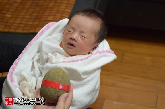 剃胎毛、滿月剃頭、嬰兒剃頭、嬰兒理髮、嬰兒剃髮、嬰兒剃胎毛、嬰兒滿月剃頭、寶寶剃頭、剃胎毛儀式、剃胎毛吉祥話、滿月剃頭儀式、滿月剃頭吉祥話、寶寶剃胎毛、寶寶滿月剃頭理髮、 新北市板橋地區剃胎毛、新北市板橋地區滿月剃頭、新北市板橋地區嬰兒剃頭剃胎毛、新北市板橋地區嬰兒理髮、新北市嬰兒剃髮、侯寶寶(新北板橋區府嬰兒寶寶滿月剃頭理髮、免費到府嬰兒剃胎毛儀式吉祥話)。到府剃頭剃胎毛主持、專業拍照、DVD光碟、證書。★購買「臍帶章、肚臍章、胎毛筆刷印章」贈送：剃頭、收涎、抓周，三選一。2017.09.16照片5