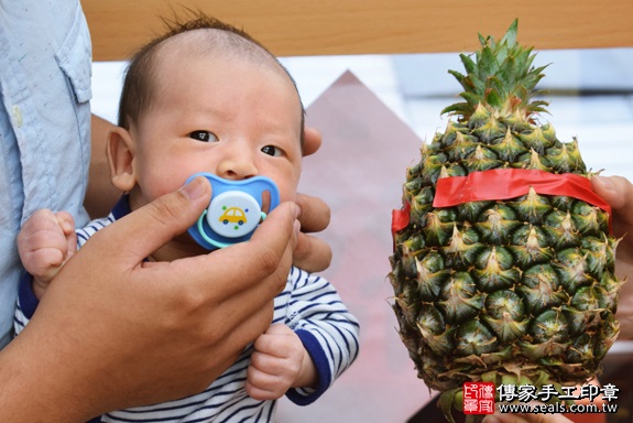 剃胎毛、滿月剃頭、嬰兒剃頭、嬰兒理髮、嬰兒剃髮、嬰兒剃胎毛、嬰兒滿月剃頭、寶寶剃頭、剃胎毛儀式、剃胎毛吉祥話、滿月剃頭儀式、滿月剃頭吉祥話、寶寶剃胎毛、寶寶滿月剃頭理髮、 高雄市鳳山地區剃胎毛、高雄市鳳山地區滿月剃頭、高雄市鳳山地區嬰兒剃頭剃胎毛、高雄市鳳山地區嬰兒理髮、高雄市嬰兒剃髮、小星星(高雄鳳山區嬰兒寶寶滿月剃頭理髮、免費嬰兒剃胎毛儀式吉祥話)。中國風會場，爸媽寶貝免費穿「日中韓」古裝禮服。專業拍照、DVD光碟、證書。★購買「臍帶章、肚臍章、胎毛筆刷印章」贈送：剃頭、收涎、抓周，三選一。2017.09.27照片13