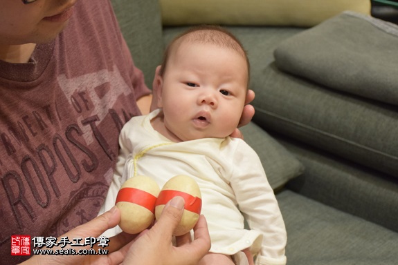 剃胎毛、滿月剃頭、嬰兒剃頭、嬰兒理髮、嬰兒剃髮、嬰兒剃胎毛、嬰兒滿月剃頭、寶寶剃頭、剃胎毛儀式、剃胎毛吉祥話、滿月剃頭儀式、滿月剃頭吉祥話、寶寶剃胎毛、寶寶滿月剃頭理髮、 台北市信義地區剃胎毛、台北市信義地區滿月剃頭、台北市信義地區嬰兒剃頭剃胎毛、台北市信義地區嬰兒理髮、台北市嬰兒剃髮、鄧寶寶(台北信義區到府嬰兒寶寶滿月剃頭理髮、免費到府嬰兒剃胎毛儀式吉祥話)。到府剃頭剃胎毛主持、專業拍照、DVD光碟、證書。★購買「臍帶章、肚臍章、胎毛筆刷印章」贈送：剃頭、收涎、抓周，三選一。2017.11.18照片4