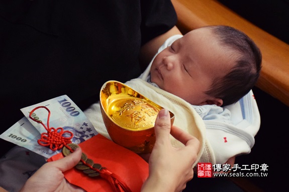 剃胎毛、滿月剃頭、嬰兒剃頭、嬰兒理髮、嬰兒剃髮、嬰兒剃胎毛、嬰兒滿月剃頭、寶寶剃頭、剃胎毛儀式、剃胎毛吉祥話、滿月剃頭儀式、滿月剃頭吉祥話、寶寶剃胎毛、寶寶滿月剃頭理髮、 彰化縣溪湖地區剃胎毛、彰化縣溪湖地區滿月剃頭、彰化縣溪湖地區嬰兒剃頭剃胎毛、彰化縣溪湖地區嬰兒理髮、彰化縣嬰兒剃髮、周寶寶(彰化溪湖鎮到府嬰兒寶寶滿月剃頭理髮、免費到府嬰兒剃胎毛儀式吉祥話)。到府剃頭剃胎毛主持、專業拍照、DVD光碟、證書。★購買「臍帶章、肚臍章、胎毛筆刷印章」贈送：剃頭、收涎、抓周，三選一。2017.11.18照片12