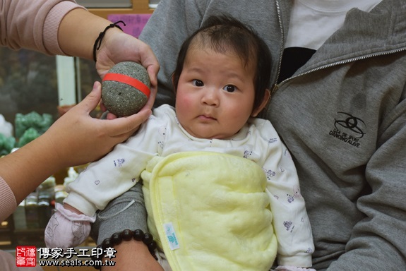 剃胎毛、滿月剃頭、嬰兒剃頭、嬰兒理髮、嬰兒剃髮、嬰兒剃胎毛、嬰兒滿月剃頭、寶寶剃頭、剃胎毛儀式、剃胎毛吉祥話、滿月剃頭儀式、滿月剃頭吉祥話、寶寶剃胎毛、寶寶滿月剃頭理髮、 新北市永和地區剃胎毛、新北市永和地區滿月剃頭、新北市永和地區嬰兒剃頭剃胎毛、新北市永和地區嬰兒理髮、新北市嬰兒剃髮、洪寶寶(新北永和區嬰兒寶寶滿月剃頭理髮、免費嬰兒剃胎毛儀式吉祥話)。中國風會場，爸媽寶貝免費穿「日中韓」古裝禮服。專業拍照、DVD光碟、證書。★購買「臍帶章、肚臍章、胎毛筆刷印章」贈送：剃頭、收涎、抓周，三選一。2017.12.12照片5