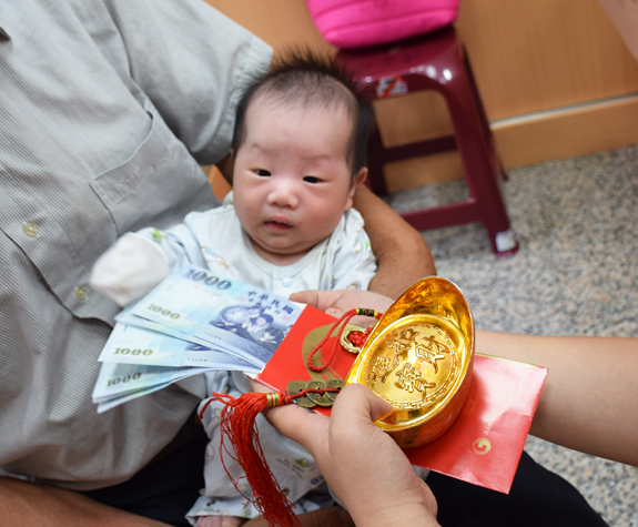 施寶寶(台中北區嬰兒寶寶滿月剃頭理髮、免費嬰兒剃胎毛儀式吉祥話)。中國風會場，爸媽寶貝免費穿「日中韓」古裝禮服。專業拍照、DVD光碟、證書。★購買「臍帶章、肚臍章、胎毛筆刷印章」贈送：剃頭、收涎、抓周，三選一。 2015.06.18 照片14