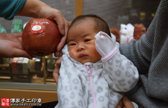 剃胎毛、滿月剃頭、嬰兒剃頭、嬰兒理髮、嬰兒剃髮、嬰兒剃胎毛、嬰兒滿月剃頭、寶寶剃頭、剃胎毛儀式、剃胎毛吉祥話、滿月剃頭儀式、滿月剃頭吉祥話、寶寶剃胎毛、寶寶滿月剃頭理髮、新北永和區剃胎毛、新北永和區滿月剃頭、新北永和區嬰兒剃頭剃胎毛、新北永和區嬰兒理髮、新北永和區嬰兒剃髮、林寶寶(新北永和區嬰兒寶寶滿月剃頭理髮、免費嬰兒剃胎毛儀式吉祥話)。中國風會場，爸媽寶貝免費穿「日中韓」古裝禮服。專業拍照、DVD光碟、證書。★購買「臍帶章、肚臍章、胎毛筆刷印章」贈送：剃頭、收涎、抓周，三選一。2016.12.28 照片9