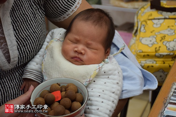 剃胎毛、滿月剃頭、嬰兒剃頭、嬰兒理髮、嬰兒剃髮、嬰兒剃胎毛、嬰兒滿月剃頭、寶寶剃頭、剃胎毛儀式、剃胎毛吉祥話、滿月剃頭儀式、滿月剃頭吉祥話、寶寶剃胎毛、寶寶滿月剃頭理髮、新北永和區剃胎毛、新北永和區滿月剃頭、新北永和區嬰兒剃頭剃胎毛、新北永和區嬰兒理髮、新北永和區嬰兒剃髮、陳寶寶(新北永和區嬰兒寶寶滿月剃頭理髮、免費嬰兒剃胎毛儀式吉祥話)。中國風會場，爸媽寶貝免費穿「日中韓」古裝禮服。專業拍照、DVD光碟、證書。★購買「臍帶章、肚臍章、胎毛筆刷印章」贈送：剃頭、收涎、抓周，三選一。2016.12.24 照片7