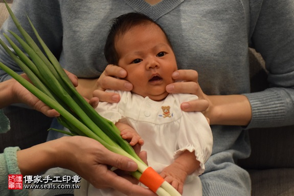 剃胎毛、滿月剃頭、嬰兒剃頭、嬰兒理髮、嬰兒剃髮、嬰兒剃胎毛、嬰兒滿月剃頭、寶寶剃頭、剃胎毛儀式、剃胎毛吉祥話、滿月剃頭儀式、滿月剃頭吉祥話、寶寶剃胎毛、寶寶滿月剃頭理髮、 新北永和區剃胎毛、新北永和區滿月剃頭、 新北永和區嬰兒剃頭剃胎毛、新北永和區嬰兒理髮、新北永和區嬰兒剃髮、陳寶寶(新北永和區到府嬰兒寶寶滿月剃頭理髮、免費到府嬰兒剃胎毛儀式吉祥話)。到府剃頭剃胎毛主持、專業拍照、DVD光碟、證書。★購買「臍帶章、肚臍章、胎毛筆刷印章」贈送：剃頭、收涎、抓周，三選一。2017.01.01  照片12