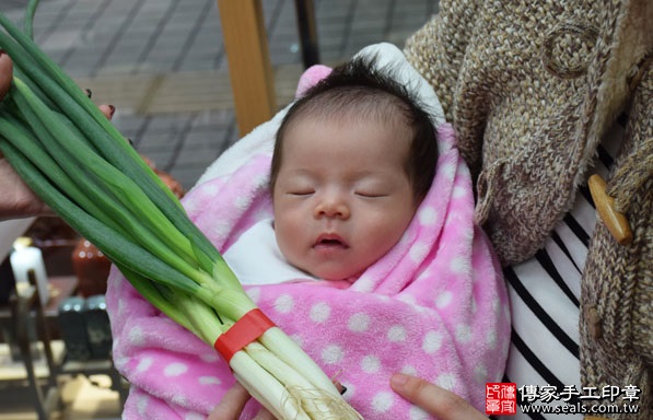 剃胎毛、滿月剃頭、嬰兒剃頭、嬰兒理髮、嬰兒剃髮、嬰兒剃胎毛、嬰兒滿月剃頭、寶寶剃頭、剃胎毛儀式、剃胎毛吉祥話、滿月剃頭儀式、滿月剃頭吉祥話、寶寶剃胎毛、寶寶滿月剃頭理髮、新竹香山區剃胎毛、新竹香山區滿月剃頭、新竹香山區嬰兒剃頭剃胎毛、新竹香山區嬰兒理髮、新竹香山區嬰兒剃髮、曾寶寶(新竹香山區嬰兒寶寶滿月剃頭理髮、免費嬰兒剃胎毛儀式吉祥話)。中國風會場，爸媽寶貝免費穿「日中韓」古裝禮服。專業拍照、DVD光碟、證書。★購買「臍帶章、肚臍章、胎毛筆刷印章」贈送：剃頭、收涎、抓周，三選一。2017.01.13 照片12