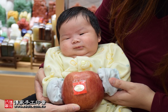 剃胎毛、滿月剃頭、嬰兒剃頭、嬰兒理髮、嬰兒剃髮、嬰兒剃胎毛、嬰兒滿月剃頭、寶寶剃頭、剃胎毛儀式、剃胎毛吉祥話、滿月剃頭儀式、滿月剃頭吉祥話、寶寶剃胎毛、寶寶滿月剃頭理髮、新北永和區剃胎毛、新北永和區滿月剃頭、新北永和區嬰兒剃頭剃胎毛、新北永和區嬰兒理髮、新北永和區嬰兒剃髮、王寶寶(新北永和區嬰兒寶寶滿月剃頭理髮、免費嬰兒剃胎毛儀式吉祥話)。中國風會場，爸媽寶貝免費穿「日中韓」古裝禮服。專業拍照、DVD光碟、證書。★購買「臍帶章、肚臍章、胎毛筆刷印章」贈送：剃頭、收涎、抓周，三選一。2017.02.19 照片9