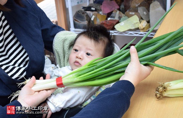 剃胎毛、滿月剃頭、嬰兒剃頭、嬰兒理髮、嬰兒剃髮、嬰兒剃胎毛、嬰兒滿月剃頭、寶寶剃頭、剃胎毛儀式、剃胎毛吉祥話、滿月剃頭儀式、滿月剃頭吉祥話、寶寶剃胎毛、寶寶滿月剃頭理髮、新竹香山區剃胎毛、新竹香山區滿月剃頭、新竹香山區嬰兒剃頭剃胎毛、新竹香山區嬰兒理髮、新竹香山區嬰兒剃髮、彭寶寶(新竹香山區嬰兒寶寶滿月剃頭理髮、免費嬰兒剃胎毛儀式吉祥話)。中國風會場，爸媽寶貝免費穿「日中韓」古裝禮服。專業拍照、DVD光碟、證書。★購買「臍帶章、肚臍章、胎毛筆刷印章」贈送：剃頭、收涎、抓周，三選一。2017.03.19 照片12