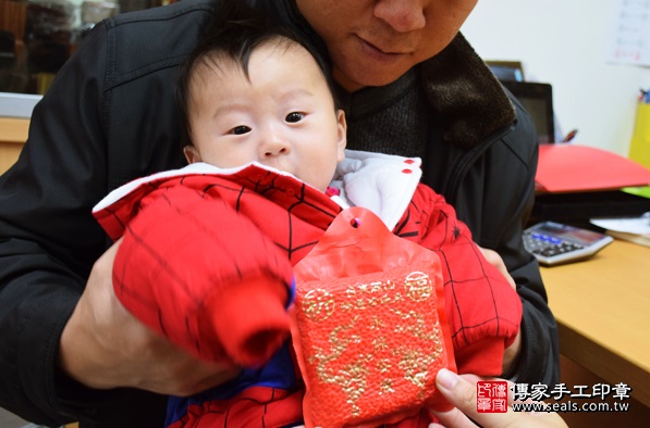 剃胎毛、滿月剃頭、嬰兒剃頭、嬰兒理髮、嬰兒剃髮、嬰兒剃胎毛、嬰兒滿月剃頭、寶寶剃頭、剃胎毛儀式、剃胎毛吉祥話、滿月剃頭儀式、滿月剃頭吉祥話、寶寶剃胎毛、寶寶滿月剃頭理髮、台中北區剃胎毛、台中北區滿月剃頭、台中北區嬰兒剃頭剃胎毛、台中北區嬰兒理髮、台中北區嬰兒剃髮、蔡寶寶(台中北區嬰兒寶寶滿月剃頭理髮、免費嬰兒剃胎毛儀式吉祥話)。中國風會場，爸媽寶貝免費穿「日中韓」古裝禮服。專業拍照、DVD光碟、證書。★購買「臍帶章、肚臍章、胎毛筆刷印章」贈送：剃頭、收涎、抓周，三選一。2016.02.21 照片6