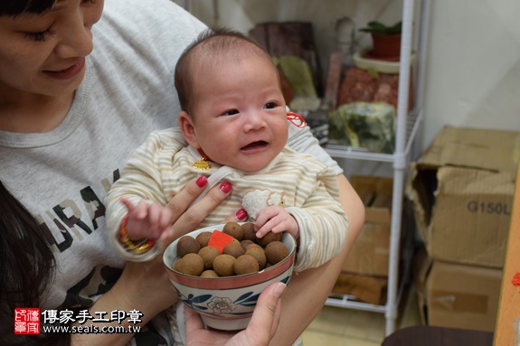 剃胎毛、滿月剃頭、嬰兒剃頭、嬰兒理髮、嬰兒剃髮、嬰兒剃胎毛、嬰兒滿月剃頭、寶寶剃頭、剃胎毛儀式、剃胎毛吉祥話、滿月剃頭儀式、滿月剃頭吉祥話、寶寶剃胎毛、寶寶滿月剃頭理髮、新北永和區剃胎毛、新北永和區滿月剃頭、新北永和區嬰兒剃頭剃胎毛、新北永和區嬰兒理髮、新北永和區嬰兒剃髮、鵝妹妹(新北永和區嬰兒寶寶滿月剃頭理髮、免費嬰兒剃胎毛儀式吉祥話)。中國風會場，爸媽寶貝免費穿「日中韓」古裝禮服。專業拍照、DVD光碟、證書。★購買「臍帶章、肚臍章、胎毛筆刷印章」贈送：剃頭、收涎、抓周，三選一。2017.05.09 照片7