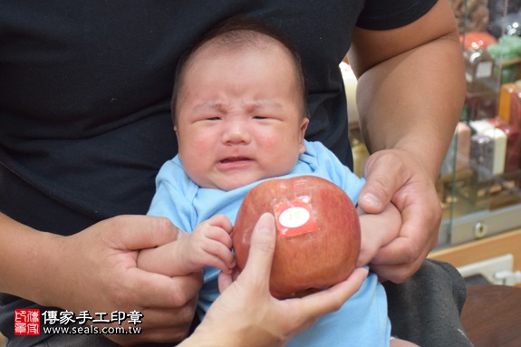 剃胎毛、滿月剃頭、嬰兒剃頭、嬰兒理髮、嬰兒剃髮、嬰兒剃胎毛、嬰兒滿月剃頭、寶寶剃頭、剃胎毛儀式、剃胎毛吉祥話、滿月剃頭儀式、滿月剃頭吉祥話、寶寶剃胎毛、寶寶滿月剃頭理髮、新北永和區剃胎毛、新北永和區滿月剃頭、新北永和區嬰兒剃頭剃胎毛、新北永和區嬰兒理髮、新北永和區嬰兒剃髮、周寶寶(新北永和區嬰兒寶寶滿月剃頭理髮、免費嬰兒剃胎毛儀式吉祥話)。中國風會場，爸媽寶貝免費穿「日中韓」古裝禮服。專業拍照、DVD光碟、證書。★購買「臍帶章、肚臍章、胎毛筆刷印章」贈送：剃頭、收涎、抓周，三選一。2017.07.04 照片8