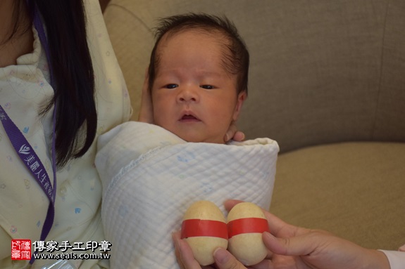 剃胎毛、滿月剃頭、嬰兒剃頭、嬰兒理髮、嬰兒剃髮、嬰兒剃胎毛、嬰兒滿月剃頭、寶寶剃頭、剃胎毛儀式、剃胎毛吉祥話、滿月剃頭儀式、滿月剃頭吉祥話、寶寶剃胎毛、寶寶滿月剃頭理髮、 新北市三重地區剃胎毛、新北市三重地區滿月剃頭、新北市三重地區嬰兒剃頭剃胎毛、新北市三重地區嬰兒理髮、新北市嬰兒剃髮、張寶寶(新北三重區到府嬰兒寶寶滿月剃頭理髮、免費到府嬰兒剃胎毛儀式吉祥話)。到府剃頭剃胎毛主持、專業拍照、DVD光碟、證書。★購買「臍帶章、肚臍章、胎毛筆刷印章」贈送：剃頭、收涎、抓周，三選一。2017.09.09照片4