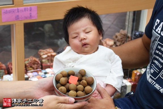 剃胎毛、滿月剃頭、嬰兒剃頭、嬰兒理髮、嬰兒剃髮、嬰兒剃胎毛、嬰兒滿月剃頭、寶寶剃頭、剃胎毛儀式、剃胎毛吉祥話、滿月剃頭儀式、滿月剃頭吉祥話、寶寶剃胎毛、寶寶滿月剃頭理髮、 新北市永和地區剃胎毛、新北市永和地區滿月剃頭、新北市永和地區嬰兒剃頭剃胎毛、新北市永和地區嬰兒理髮、新北市嬰兒剃髮、何寶寶(新北永和區嬰兒寶寶滿月剃頭理髮、免費嬰兒剃胎毛儀式吉祥話)。中國風會場，爸媽寶貝免費穿「日中韓」古裝禮服。專業拍照、DVD光碟、證書。★購買「臍帶章、肚臍章、胎毛筆刷印章」贈送：剃頭、收涎、抓周，三選一。2017.09.24照片7