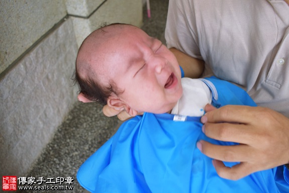 剃胎毛、滿月剃頭、嬰兒剃頭、嬰兒理髮、嬰兒剃髮、嬰兒剃胎毛、嬰兒滿月剃頭、寶寶剃頭、剃胎毛儀式、剃胎毛吉祥話、滿月剃頭儀式、滿月剃頭吉祥話、寶寶剃胎毛、寶寶滿月剃頭理髮、 高雄市鳳山地區剃胎毛、高雄市鳳山地區滿月剃頭、高雄市鳳山地區嬰兒剃頭剃胎毛、高雄市鳳山地區嬰兒理髮、高雄市嬰兒剃髮、莊寶寶(高雄鳳山區到府嬰兒寶寶滿月剃頭理髮、免費到府嬰兒剃胎毛儀式吉祥話)。到府剃頭剃胎毛主持、專業拍照、DVD光碟、證書。★購買「臍帶章、肚臍章、胎毛筆刷印章」贈送：剃頭、收涎、抓周，三選一。2017.10.16照片16