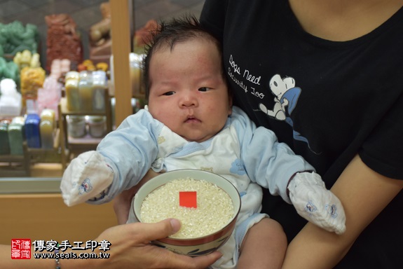 剃胎毛、滿月剃頭、嬰兒剃頭、嬰兒理髮、嬰兒剃髮、嬰兒剃胎毛、嬰兒滿月剃頭、寶寶剃頭、剃胎毛儀式、剃胎毛吉祥話、滿月剃頭儀式、滿月剃頭吉祥話、寶寶剃胎毛、寶寶滿月剃頭理髮、 新北市永和地區剃胎毛、新北市永和地區滿月剃頭、新北市永和地區嬰兒剃頭剃胎毛、新北市永和地區嬰兒理髮、新北市嬰兒剃髮、曹寶寶(新北永和區嬰兒寶寶滿月剃頭理髮、免費嬰兒剃胎毛儀式吉祥話)。中國風會場，爸媽寶貝免費穿「日中韓」古裝禮服。專業拍照、DVD光碟、證書。★購買「臍帶章、肚臍章、胎毛筆刷印章」贈送：剃頭、收涎、抓周，三選一。2017.10.04照片6