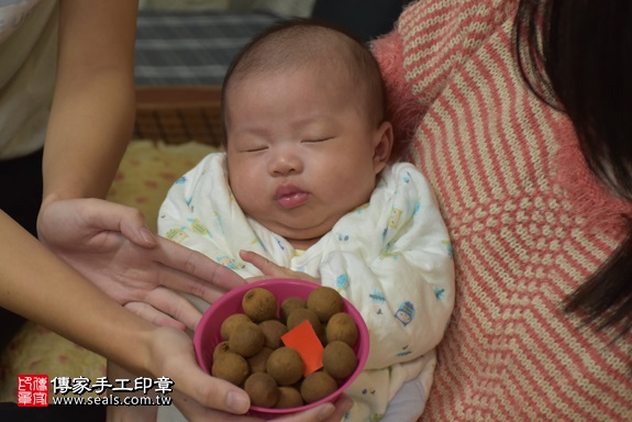 剃胎毛、滿月剃頭、嬰兒剃頭、嬰兒理髮、嬰兒剃髮、嬰兒剃胎毛、嬰兒滿月剃頭、寶寶剃頭、剃胎毛儀式、剃胎毛吉祥話、滿月剃頭儀式、滿月剃頭吉祥話、寶寶剃胎毛、寶寶滿月剃頭理髮、 桃園市楊梅地區剃胎毛、桃園市楊梅地區滿月剃頭、桃園市楊梅地區嬰兒剃頭剃胎毛、桃園市楊梅地區嬰兒理髮、桃園市嬰兒剃髮、卓寶寶(桃園楊梅區到府嬰兒寶寶滿月剃頭理髮、免費到府嬰兒剃胎毛儀式吉祥話)。到府剃頭剃胎毛主持、專業拍照、DVD光碟、證書。★購買「臍帶章、肚臍章、胎毛筆刷印章」贈送：剃頭、收涎、抓周，三選一。2017.11.27照片7