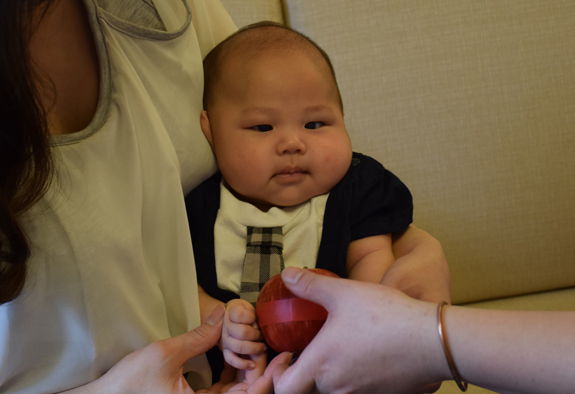 剃胎毛、滿月剃頭、嬰兒剃頭、嬰兒理髮、嬰兒剃髮、嬰兒剃胎毛、嬰兒滿月剃頭、寶寶剃頭、剃胎毛儀式、剃胎毛吉祥話、滿月剃頭儀式、滿月剃頭吉祥話、寶寶剃胎毛、寶寶滿月剃頭理髮、 新竹竹北區剃胎毛、新竹竹北區滿月剃頭、 新竹竹北區嬰兒剃頭剃胎毛、新竹竹北區嬰兒理髮、新竹竹北區嬰兒剃髮、張寶寶(新竹竹北區到府嬰兒寶寶滿月剃頭理髮、免費到府嬰兒剃胎毛儀式吉祥話)。到府剃頭剃胎毛主持、專業拍照、DVD光碟、證書。★購買「臍帶章、肚臍章、胎毛筆刷印章」贈送：剃頭、收涎、抓周，三選一。2016.04.09  照片8