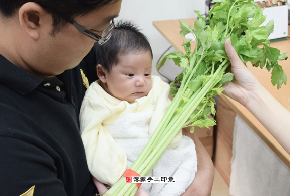 柳寶寶(新北永和區嬰兒寶寶滿月剃頭理髮、免費嬰兒剃胎毛儀式吉祥話)。中國風會場，爸媽寶貝免費穿「日中韓」古裝禮服。專業拍照、DVD光碟、證書。★購買「臍帶章、肚臍章、胎毛筆刷印章」贈送：剃頭、收涎、抓周，三選一。 2015.11.29 照片10