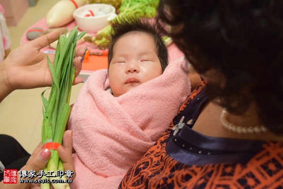 剃胎毛、滿月剃頭、嬰兒剃頭、嬰兒理髮、嬰兒剃髮、嬰兒剃胎毛、嬰兒滿月剃頭、寶寶剃頭、剃胎毛儀式、剃胎毛吉祥話、滿月剃頭儀式、滿月剃頭吉祥話、寶寶剃胎毛、寶寶滿月剃頭理髮、 台中南屯區剃胎毛、台中南屯區滿月剃頭、 台中南屯區嬰兒剃頭剃胎毛、台中南屯區嬰兒理髮、台中南屯區嬰兒剃髮、潘寶寶(台中南屯區到府嬰兒寶寶滿月剃頭理髮、免費到府嬰兒剃胎毛儀式吉祥話)。到府剃頭剃胎毛主持、專業拍照、DVD光碟、證書。★購買「臍帶章、肚臍章、胎毛筆刷印章」贈送：剃頭、收涎、抓周，三選一。2016.07.20  照片10