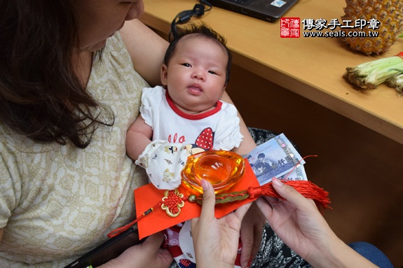 剃胎毛、滿月剃頭、嬰兒剃頭、嬰兒理髮、嬰兒剃髮、嬰兒剃胎毛、嬰兒滿月剃頭、寶寶剃頭、剃胎毛儀式、剃胎毛吉祥話、滿月剃頭儀式、滿月剃頭吉祥話、寶寶剃胎毛、寶寶滿月剃頭理髮、台中北區剃胎毛、台中北區滿月剃頭、台中北區嬰兒剃頭剃胎毛、台中北區嬰兒理髮、台中北區嬰兒剃髮、林寶寶(台中北區嬰兒寶寶滿月剃頭理髮、免費嬰兒剃胎毛儀式吉祥話)。中國風會場，爸媽寶貝免費穿「日中韓」古裝禮服。專業拍照、DVD光碟、證書。★購買「臍帶章、肚臍章、胎毛筆刷印章」贈送：剃頭、收涎、抓周，三選一。2016.07.25  照片15