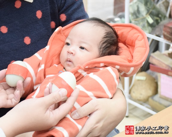 剃胎毛、滿月剃頭、嬰兒剃頭、嬰兒理髮、嬰兒剃髮、嬰兒剃胎毛、嬰兒滿月剃頭、寶寶剃頭、剃胎毛儀式、剃胎毛吉祥話、滿月剃頭儀式、滿月剃頭吉祥話、寶寶剃胎毛、寶寶滿月剃頭理髮、新北永和區剃胎毛、新北永和區滿月剃頭、新北永和區嬰兒剃頭剃胎毛、新北永和區嬰兒理髮、新北永和區嬰兒剃髮、林寶寶(新北永和區嬰兒寶寶滿月剃頭理髮、免費嬰兒剃胎毛儀式吉祥話)。中國風會場，爸媽寶貝免費穿「日中韓」古裝禮服。專業拍照、DVD光碟、證書。★購買「臍帶章、肚臍章、胎毛筆刷印章」贈送：剃頭、收涎、抓周，三選一。2015.12.18 照片4