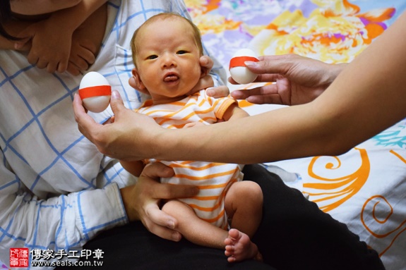 剃胎毛、滿月剃頭、嬰兒剃頭、嬰兒理髮、嬰兒剃髮、嬰兒剃胎毛、嬰兒滿月剃頭、寶寶剃頭、剃胎毛儀式、剃胎毛吉祥話、滿月剃頭儀式、滿月剃頭吉祥話、寶寶剃胎毛、寶寶滿月剃頭理髮、 新北新莊區剃胎毛、新北新莊區滿月剃頭、 新北新莊區嬰兒剃頭剃胎毛、新北新莊區嬰兒理髮、新北新莊區嬰兒剃髮、郭寶寶(新北新莊區到府嬰兒寶寶滿月剃頭理髮、免費到府嬰兒剃胎毛儀式吉祥話)。到府剃頭剃胎毛主持、專業拍照、DVD光碟、證書。★購買「臍帶章、肚臍章、胎毛筆刷印章」贈送：剃頭、收涎、抓周，三選一。2016.09.26  照片3