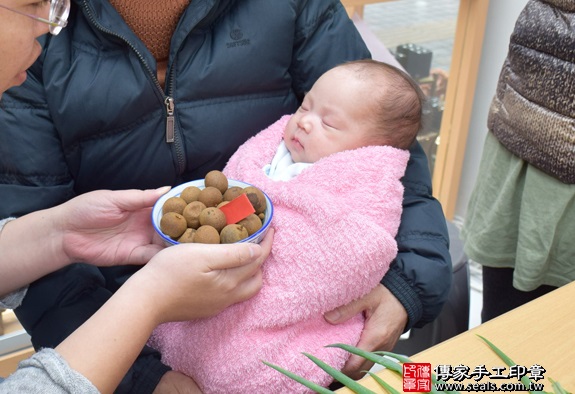 剃胎毛、滿月剃頭、嬰兒剃頭、嬰兒理髮、嬰兒剃髮、嬰兒剃胎毛、嬰兒滿月剃頭、寶寶剃頭、剃胎毛儀式、剃胎毛吉祥話、滿月剃頭儀式、滿月剃頭吉祥話、寶寶剃胎毛、寶寶滿月剃頭理髮、新竹香山區剃胎毛、新竹香山區滿月剃頭、新竹香山區嬰兒剃頭剃胎毛、新竹香山區嬰兒理髮、新竹香山區嬰兒剃髮、林寶寶(新竹香山區嬰兒寶寶滿月剃頭理髮、免費嬰兒剃胎毛儀式吉祥話)。中國風會場，爸媽寶貝免費穿「日中韓」古裝禮服。專業拍照、DVD光碟、證書。★購買「臍帶章、肚臍章、胎毛筆刷印章」贈送：剃頭、收涎、抓周，三選一。2016.01.29 照片7