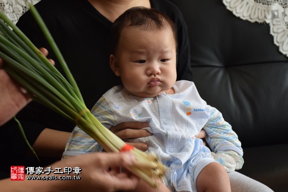 剃胎毛、滿月剃頭、嬰兒剃頭、嬰兒理髮、嬰兒剃髮、嬰兒剃胎毛、嬰兒滿月剃頭、寶寶剃頭、剃胎毛儀式、剃胎毛吉祥話、滿月剃頭儀式、滿月剃頭吉祥話、寶寶剃胎毛、寶寶滿月剃頭理髮、 新北永和區剃胎毛、新北永和區滿月剃頭、 新北永和區嬰兒剃頭剃胎毛、新北永和區嬰兒理髮、新北永和區嬰兒剃髮、林寶寶(新北永和區到府嬰兒寶寶滿月剃頭理髮、免費到府嬰兒剃胎毛儀式吉祥話)。到府剃頭剃胎毛主持、專業拍照、DVD光碟、證書。★購買「臍帶章、肚臍章、胎毛筆刷印章」贈送：剃頭、收涎、抓周，三選一。2016.10.26  照片13