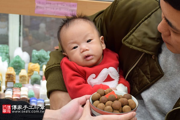 剃胎毛、滿月剃頭、嬰兒剃頭、嬰兒理髮、嬰兒剃髮、嬰兒剃胎毛、嬰兒滿月剃頭、寶寶剃頭、剃胎毛儀式、剃胎毛吉祥話、滿月剃頭儀式、滿月剃頭吉祥話、寶寶剃胎毛、寶寶滿月剃頭理髮、新北永和區剃胎毛、新北永和區滿月剃頭、新北永和區嬰兒剃頭剃胎毛、新北永和區嬰兒理髮、新北永和區嬰兒剃髮、石寶寶(新北永和區嬰兒寶寶滿月剃頭理髮、免費嬰兒剃胎毛儀式吉祥話)。中國風會場，爸媽寶貝免費穿「日中韓」古裝禮服。專業拍照、DVD光碟、證書。★購買「臍帶章、肚臍章、胎毛筆刷印章」贈送：剃頭、收涎、抓周，三選一。2017.01.21 照片7