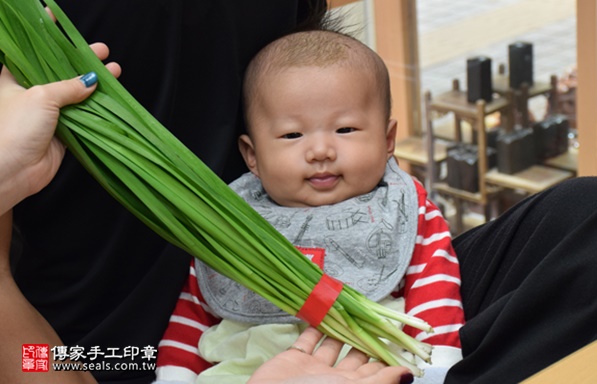 剃胎毛、滿月剃頭、嬰兒剃頭、嬰兒理髮、嬰兒剃髮、嬰兒剃胎毛、嬰兒滿月剃頭、寶寶剃頭、剃胎毛儀式、剃胎毛吉祥話、滿月剃頭儀式、滿月剃頭吉祥話、寶寶剃胎毛、寶寶滿月剃頭理髮、新竹香山區剃胎毛、新竹香山區滿月剃頭、新竹香山區嬰兒剃頭剃胎毛、新竹香山區嬰兒理髮、新竹香山區嬰兒剃髮、張寶寶(新竹香山區嬰兒寶寶滿月剃頭理髮、免費嬰兒剃胎毛儀式吉祥話)。中國風會場，爸媽寶貝免費穿「日中韓」古裝禮服。專業拍照、DVD光碟、證書。★購買「臍帶章、肚臍章、胎毛筆刷印章」贈送：剃頭、收涎、抓周，三選一。2017.03.13 照片9