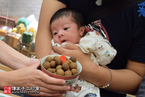 剃胎毛、滿月剃頭、嬰兒剃頭、嬰兒理髮、嬰兒剃髮、嬰兒剃胎毛、嬰兒滿月剃頭、寶寶剃頭、剃胎毛儀式、剃胎毛吉祥話、滿月剃頭儀式、滿月剃頭吉祥話、寶寶剃胎毛、寶寶滿月剃頭理髮、新北永和區剃胎毛、新北永和區滿月剃頭、新北永和區嬰兒剃頭剃胎毛、新北永和區嬰兒理髮、新北永和區嬰兒剃髮、湯圓(新北永和區嬰兒寶寶滿月剃頭理髮、免費嬰兒剃胎毛儀式吉祥話)。中國風會場，爸媽寶貝免費穿「日中韓」古裝禮服。專業拍照、DVD光碟、證書。★購買「臍帶章、肚臍章、胎毛筆刷印章」贈送：剃頭、收涎、抓周，三選一。2017.05.10 照片6