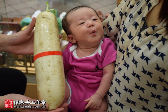 剃胎毛、滿月剃頭、嬰兒剃頭、嬰兒理髮、嬰兒剃髮、嬰兒剃胎毛、嬰兒滿月剃頭、寶寶剃頭、剃胎毛儀式、剃胎毛吉祥話、滿月剃頭儀式、滿月剃頭吉祥話、寶寶剃胎毛、寶寶滿月剃頭理髮、新北永和區剃胎毛、新北永和區滿月剃頭、新北永和區嬰兒剃頭剃胎毛、新北永和區嬰兒理髮、新北永和區嬰兒剃髮、王寶寶(新北永和區嬰兒寶寶滿月剃頭理髮、免費嬰兒剃胎毛儀式吉祥話)。中國風會場，爸媽寶貝免費穿「日中韓」古裝禮服。專業拍照、DVD光碟、證書。★購買「臍帶章、肚臍章、胎毛筆刷印章」贈送：剃頭、收涎、抓周，三選一。2017.05.22 照片9